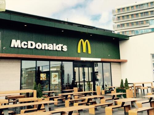 Vuole un panino ma le cucine sono chiuse: clandestino tunisino in preda alla furia distrugge McDonald's