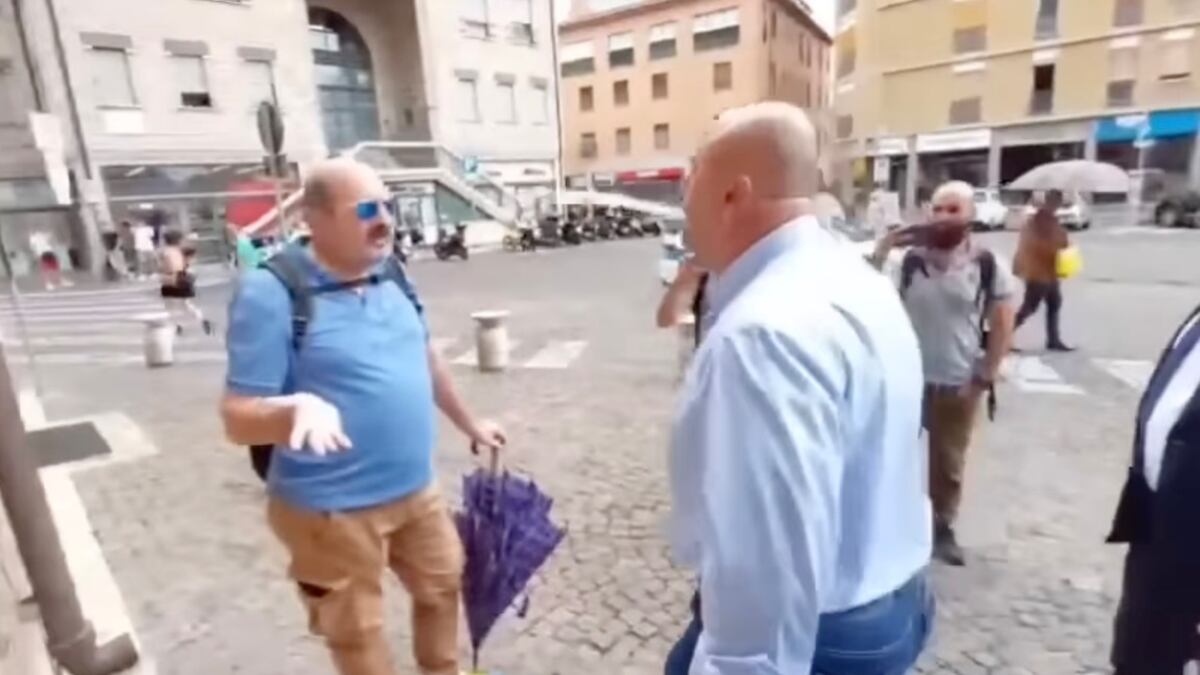 "Provocatore, ti avevo avvisato". E Bandecchi sputa addosso a un contestatore
