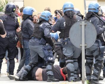 Massa, scontri e feriti al comizio di Salvini 7