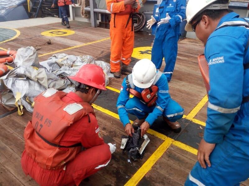 Indonesia, aereo cade in mare: 188 persone sono morte 12