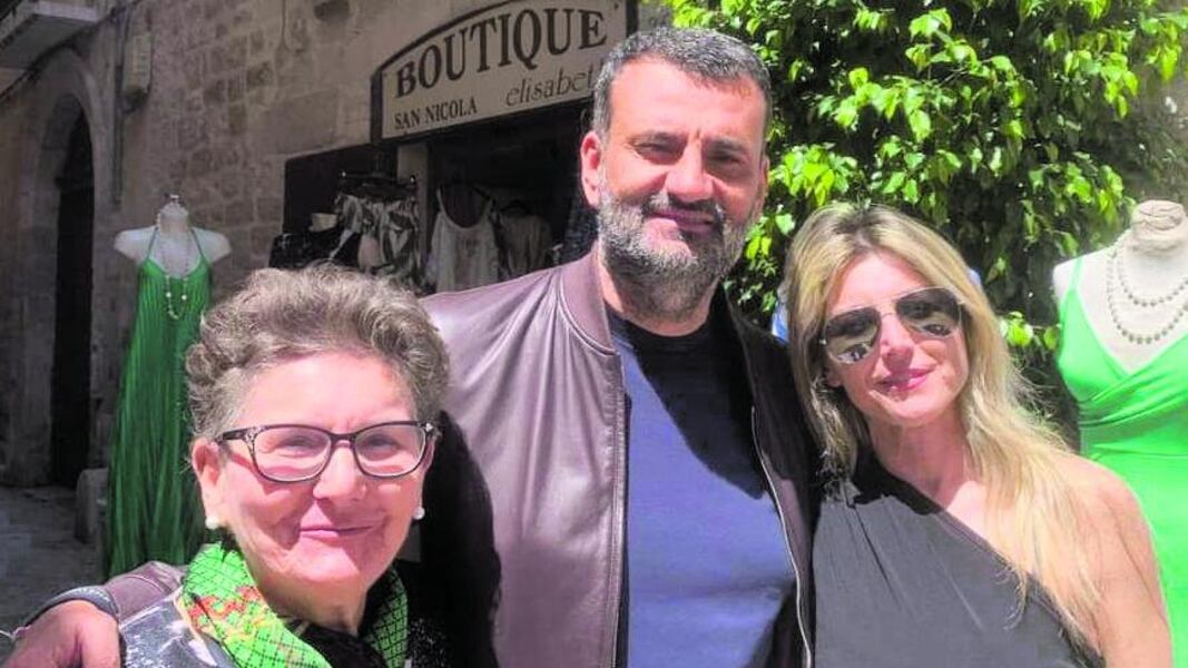 Decaro con la sorella del boss Capriati (a sinistra)