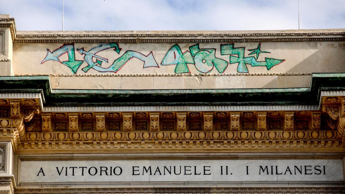 Milano pulisce la sua Galleria. A Tolosa un graffito identico