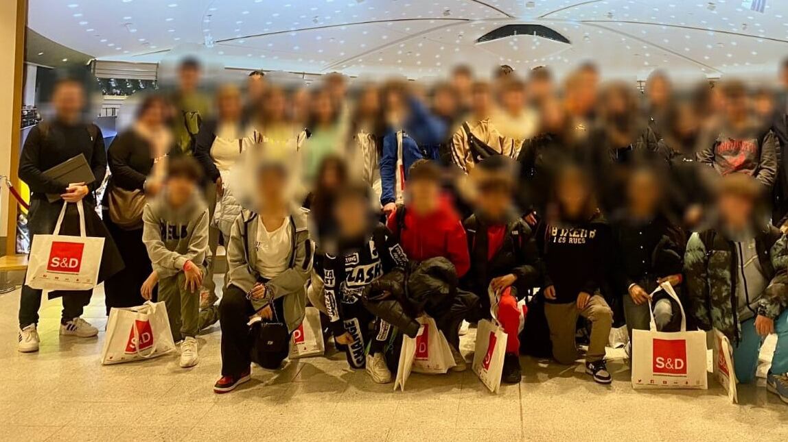 "Studenti in gita coi gadget del Pd", scoppia il caso