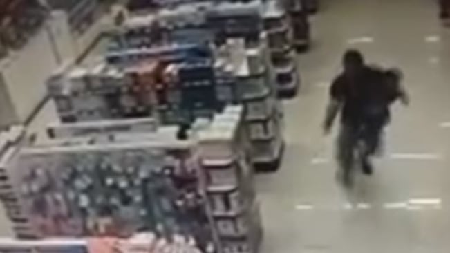 Insulti, calci e pugni al negoziante. Presa la baby gang delle patatine