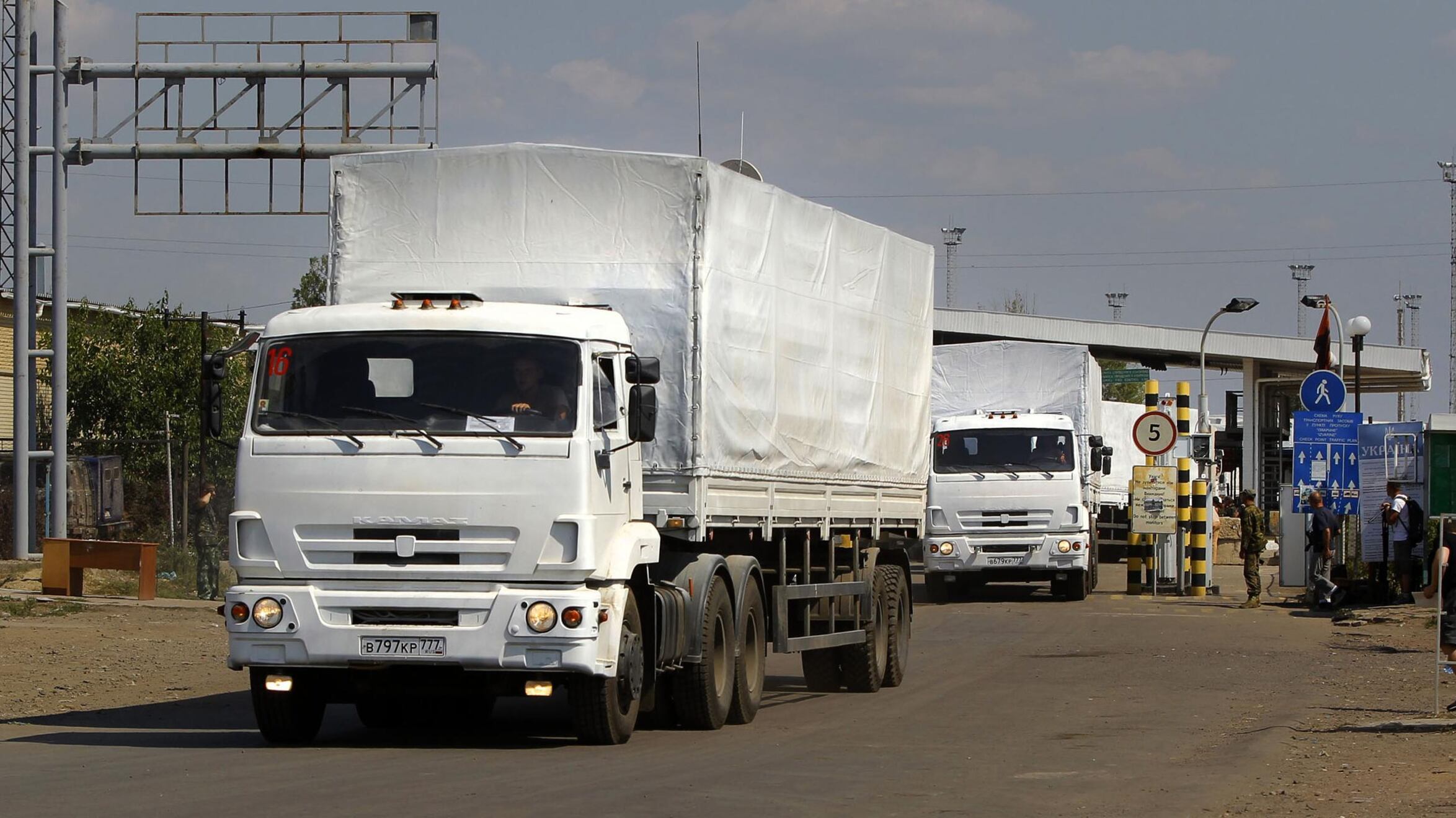 I camion russi in Ucraina. Kiev: è invasione