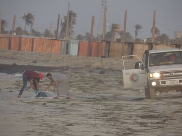 I cadaveri dei migranti sulla spiaggia libica 6