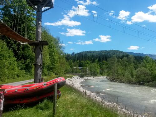 Rapinatore tramortisce papà. E il figlio annega nel fiume
