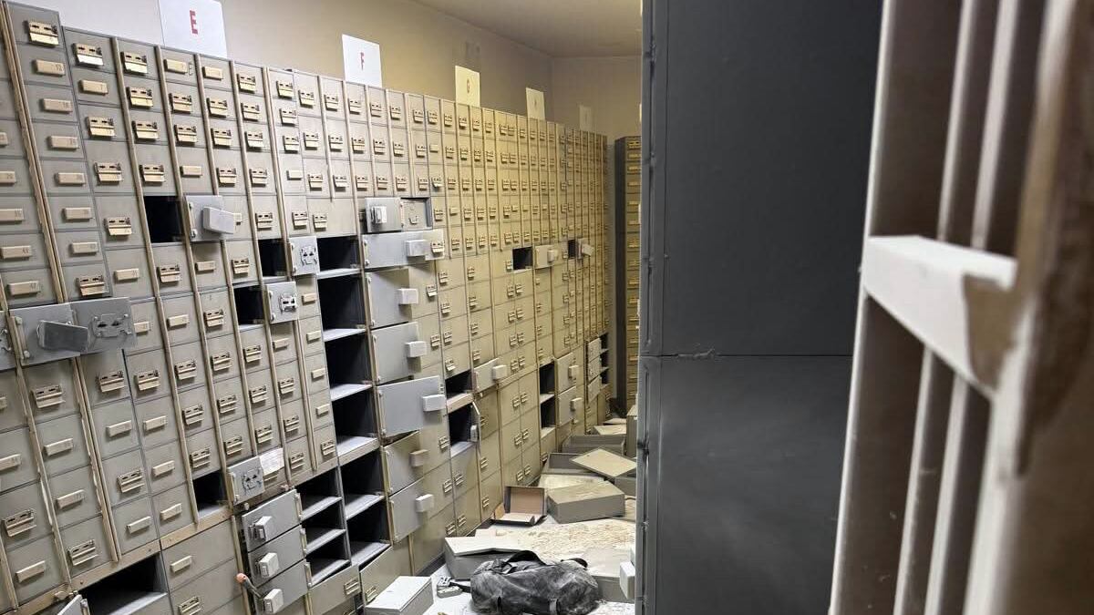 Gli scavi fatti a mano e il tunnel a 4 metri di profondità: la via di fuga dei rapinatori della banca a Napoli