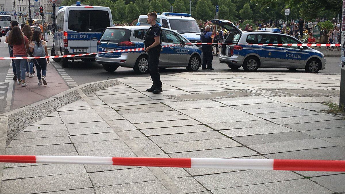 Berlino, in cattedrale armato di coltello. Ferito un agente: "Ma non è terrorismo"