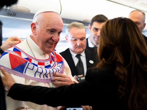 Migranti, papa Francesco attacca Trump: "La paura rende pazzi"