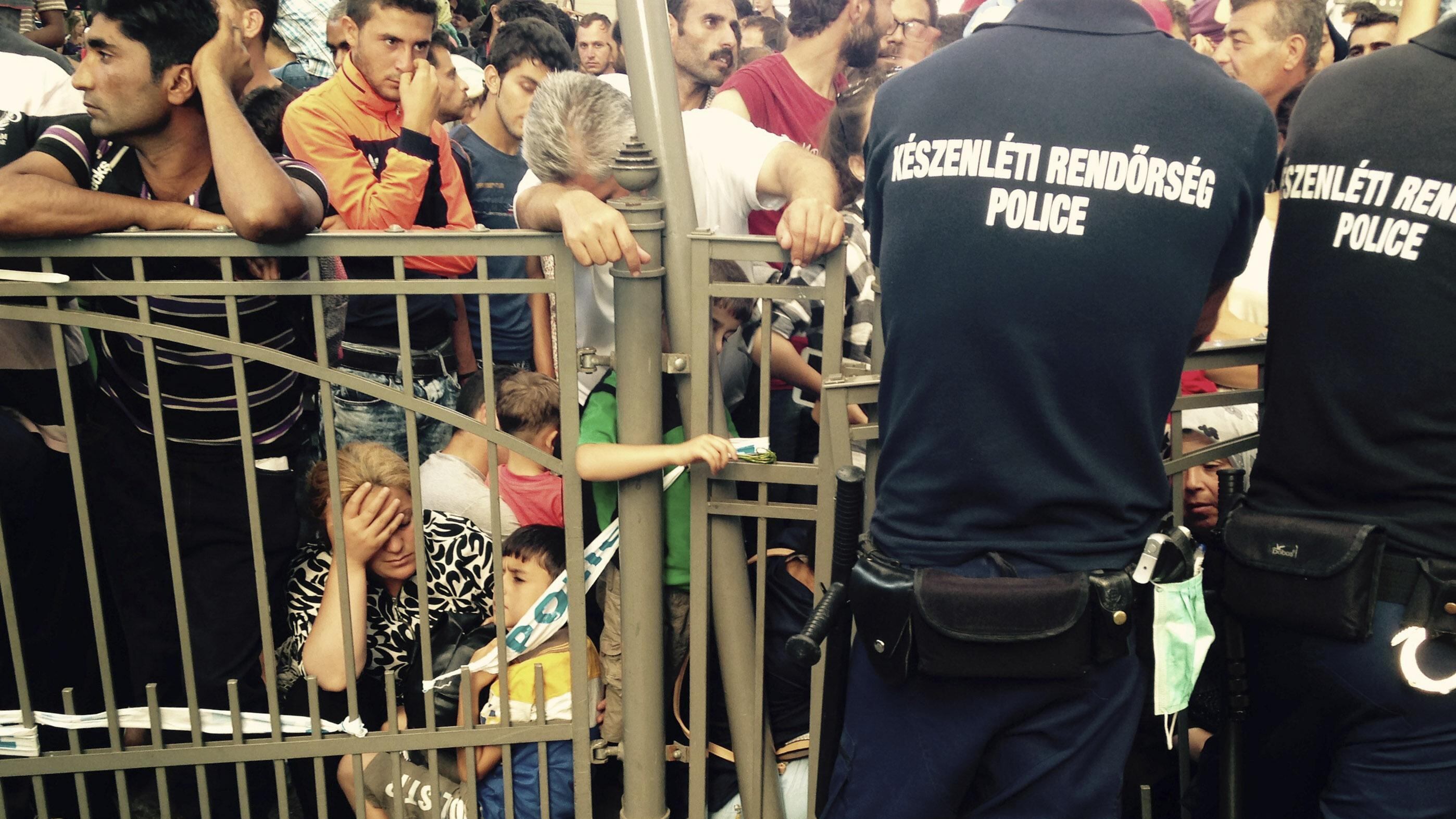 Migranti, Budapest è nel caos: inviati 3.500 militari al confine