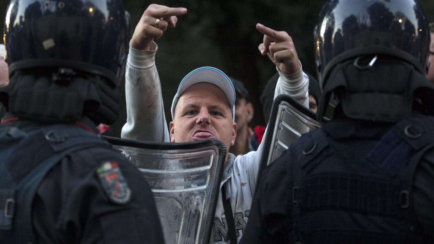 Roma devastata dai"barbari": arrestati 8 ultras olandesi. L'Olanda non vuol pagare i danni