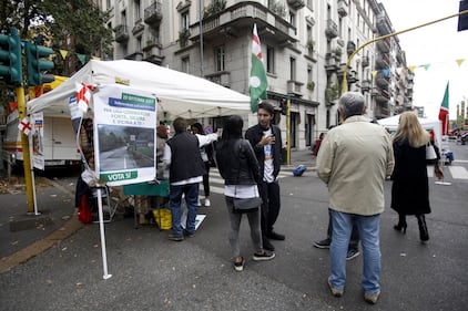 Milano, antagonisti attaccano Salvini 11