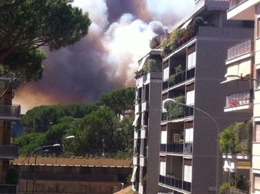 Roma, bruciati più di 50 ettari: evacuati struttura per anziani e convento 10
