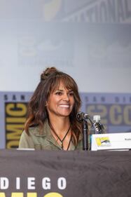 Halle Berry sexy in maxi t-shirt 34