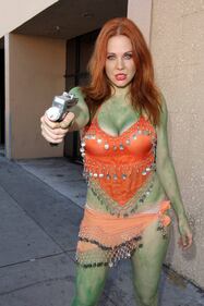 Maitland Ward: nuda e dipinta di verde per Star Trek al ComiCon 8