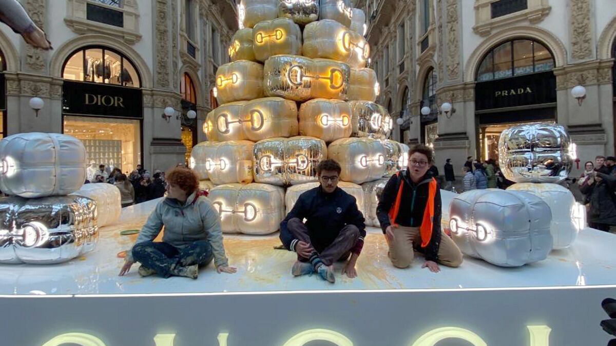 "Siamo la nuova democrazia". Ecovandali imbrattano l’albero Gucci a Milano