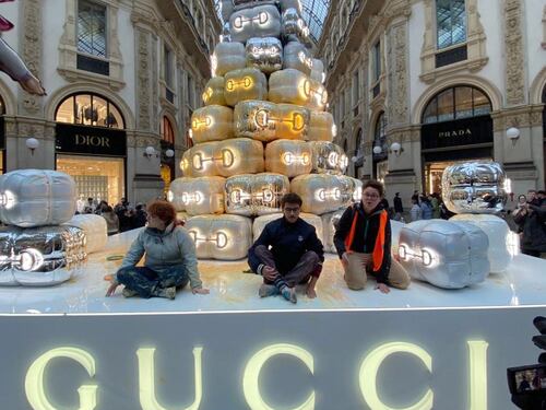 "Siamo la nuova democrazia". Ecovandali imbrattano l’albero Gucci a Milano