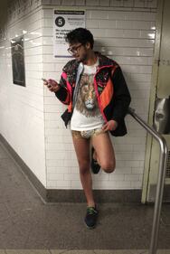 In metro senza pantaloni. È il No Pants Subway Ride 17