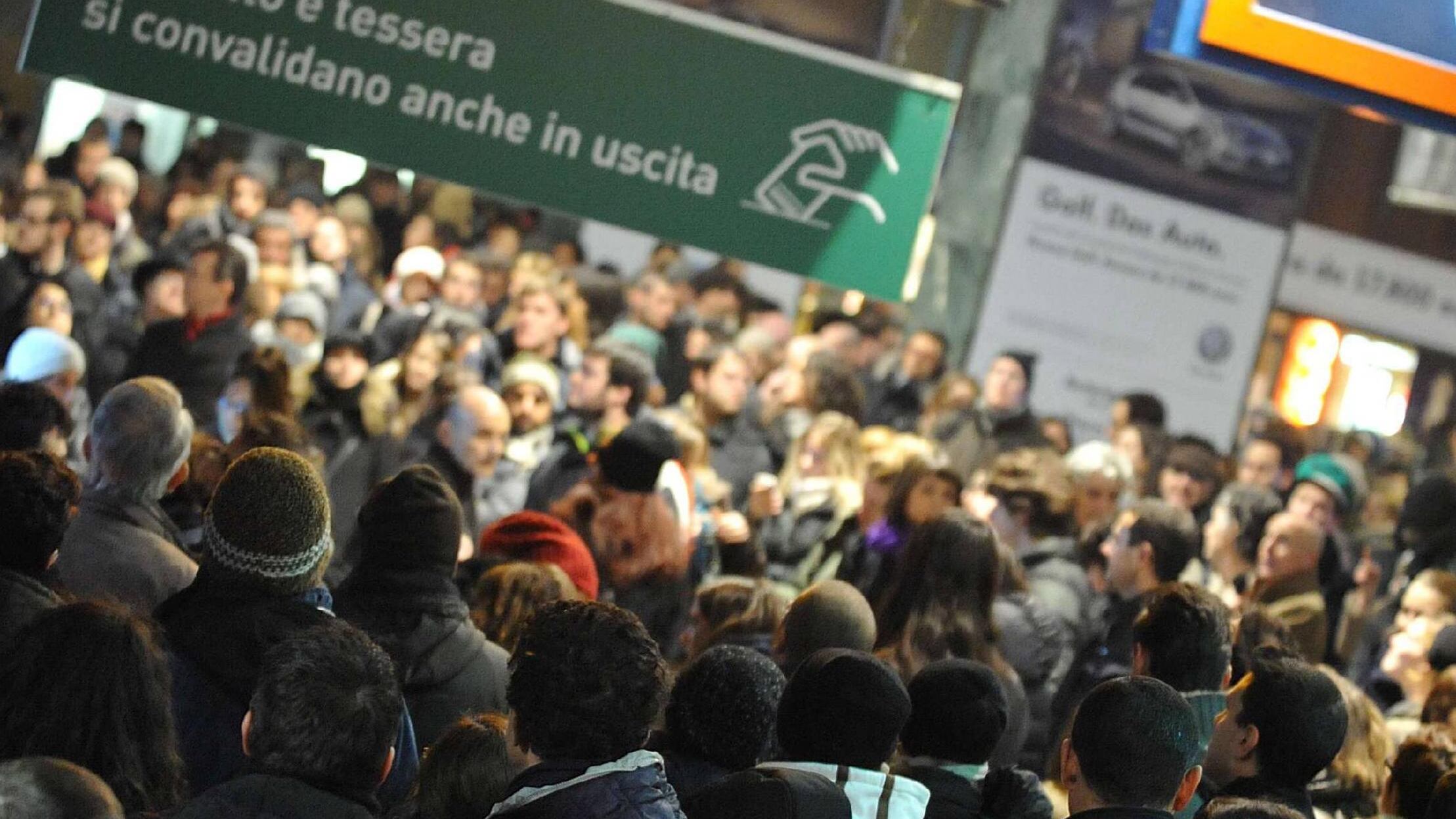 Caos Trenord, si viaggia nel tempo torna il controllo «a vista» dei treni