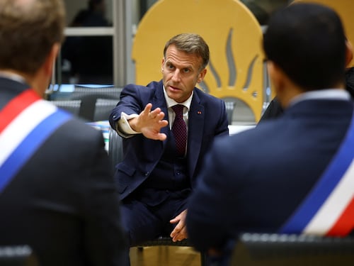 La crisi francese zavorra la crescita europea