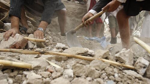 Yemen, bombardamenti vicino alla capitale Sana'a 8