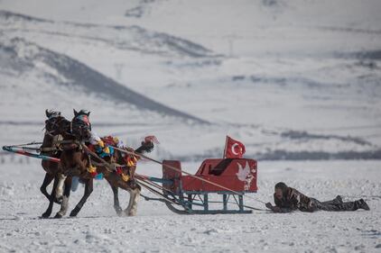 Turchia, sul lago ghiacciato corrono le slitte a cavalli 3