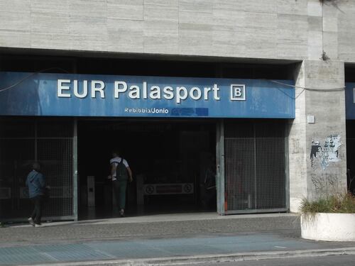 Choc nel parcheggio della metro: romeno la riempie di bastonate perché vuole rapinarla