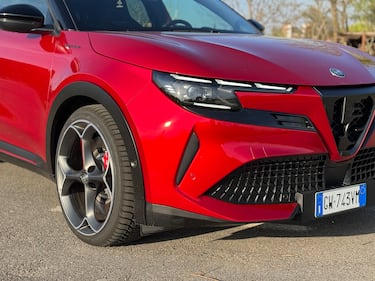 Alfa Romeo Junior Veloce: la gallery del crossover sportivo elettrico da 280 CV 4