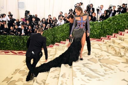 Met Gala 18: Rihanna con la mitra e Madonna con la veletta 7