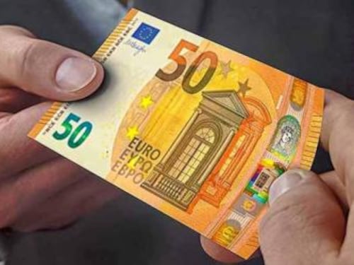 Chiede due messe al prete e come offerta gli dà 50 euro falsi