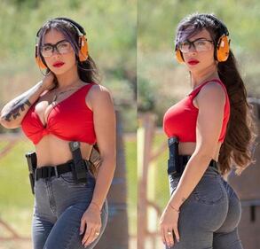 L'ex soldatessa israeliana in pose sexy con le sue armi 9
