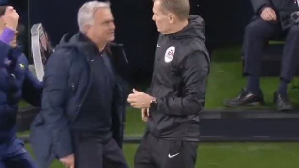 Mourinho show, dalle risate ironiche allo scatto d'ira in pochi secondi