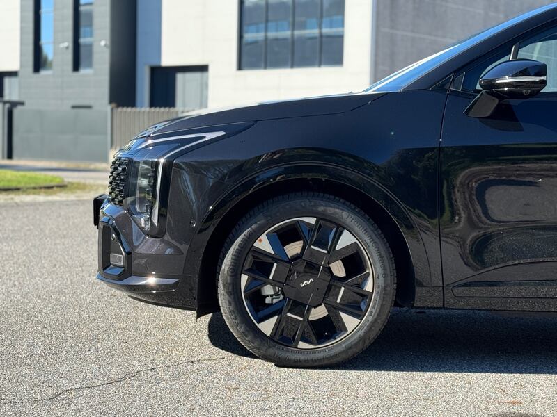 Kia Sportage 2025: guarda la gallery del restyling, confermato anche diesel 12
