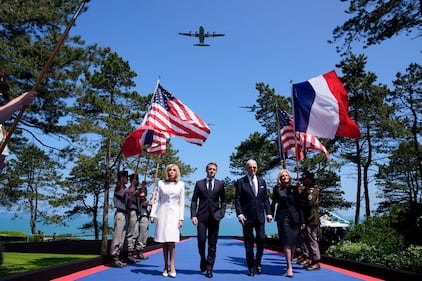 Emmanuel Macron e Joe Biden 8con le rispettive consorti)