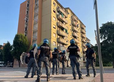 Blitz delle forze dell'ordine questa mattina in via Bolla 2