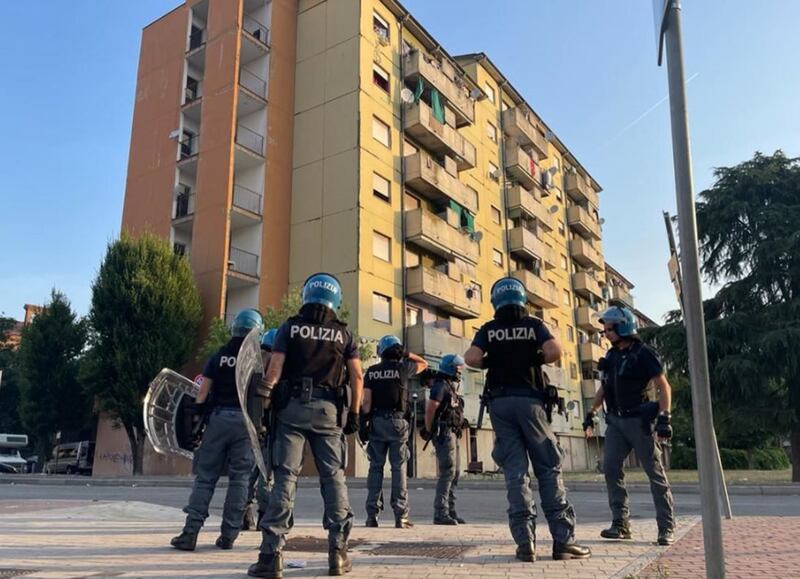 Blitz delle forze dell'ordine questa mattina in via Bolla 2