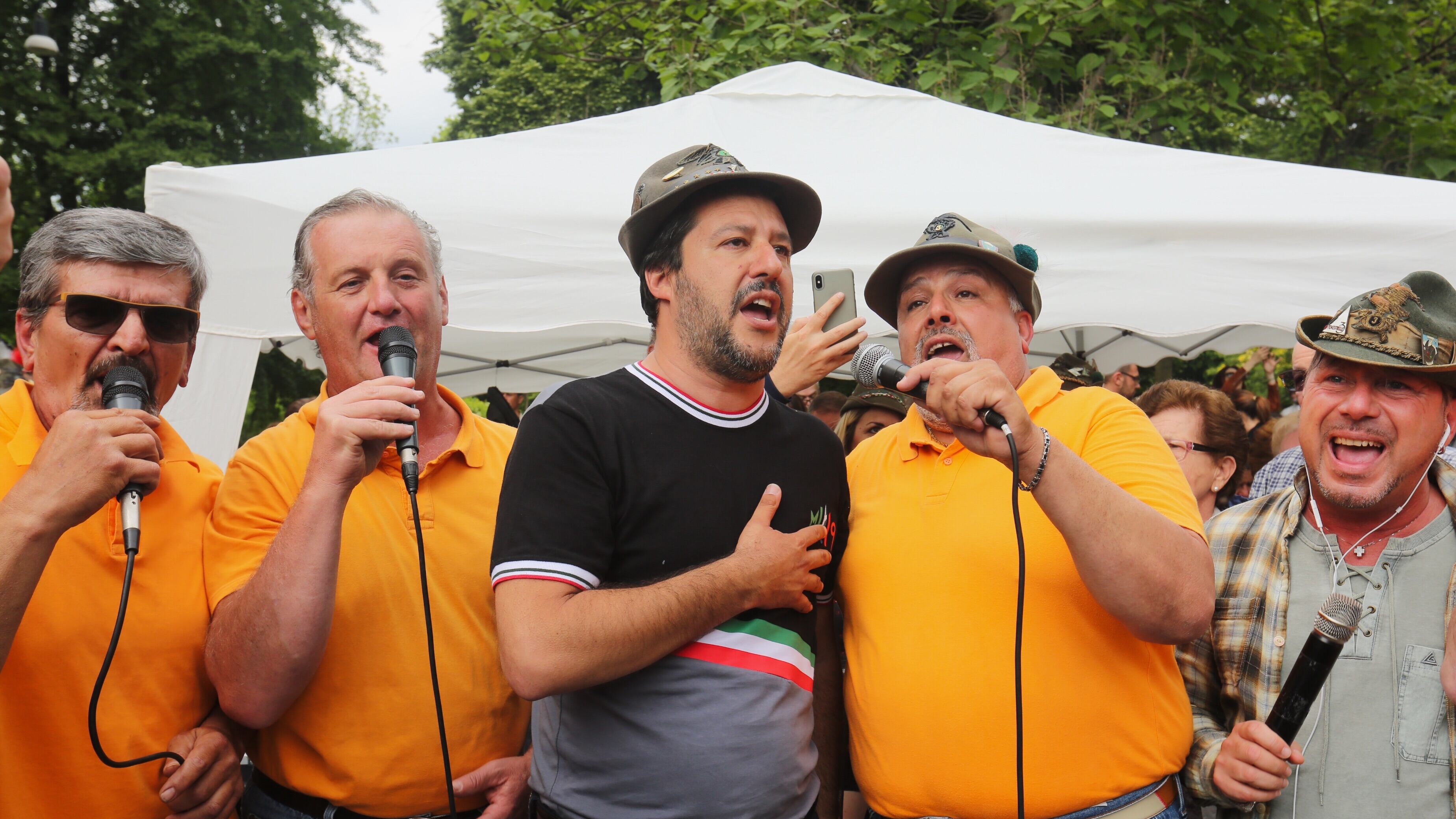 Salvini mette il "cappello" e rilancia la leva di sei mesi