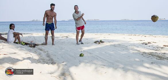 Isola dei Famosi: i costumi degli uomini 18