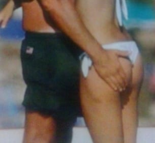 Roberto Farnesi al mare con la fidanzata: baci e carezze hot 4