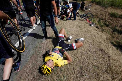 Brutta caduta al Tour de France, gara fermata 9