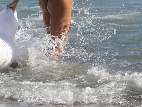 Claudia Galanti, lato b in vacanza