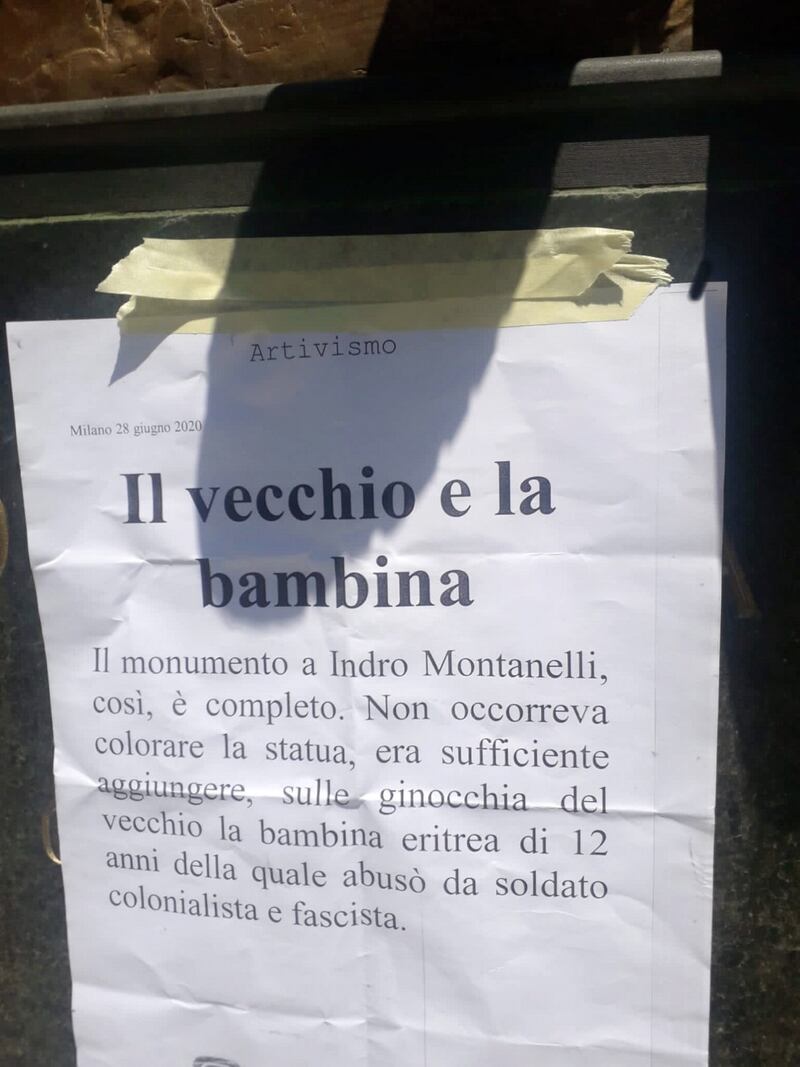 Il fantoccio della bambina eritrea sulle ginocchia della statua di Montanelli 3