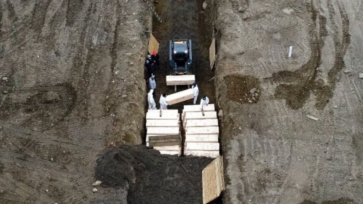 Choc a New York: fosse comuni per i morti Covid sull'Hart Island. Le immagini riprese da un drone