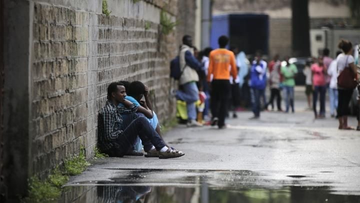 Roma, centinaia di migranti accampati nell'ex Baobab
