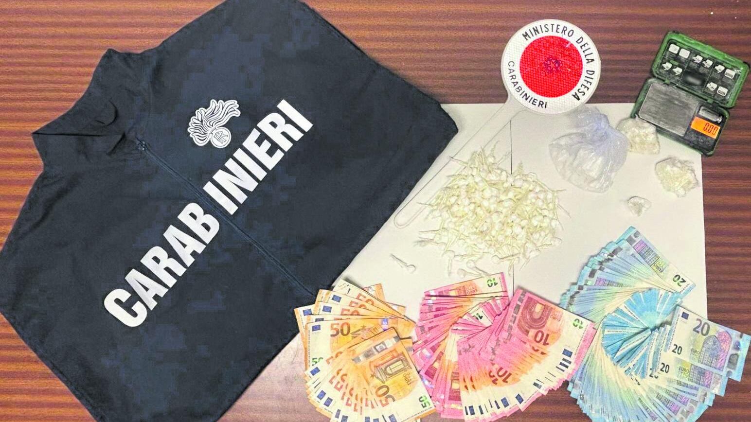 "Ci hai rubato la droga": sequestrano e picchiano un 17enne