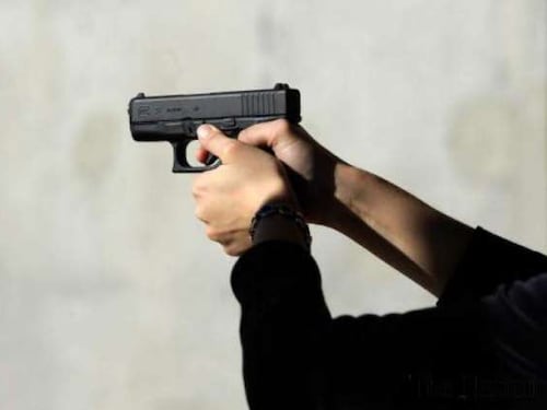 Vicenza, 40enne spara e ferisce un operaio di colore che sta lavorando
