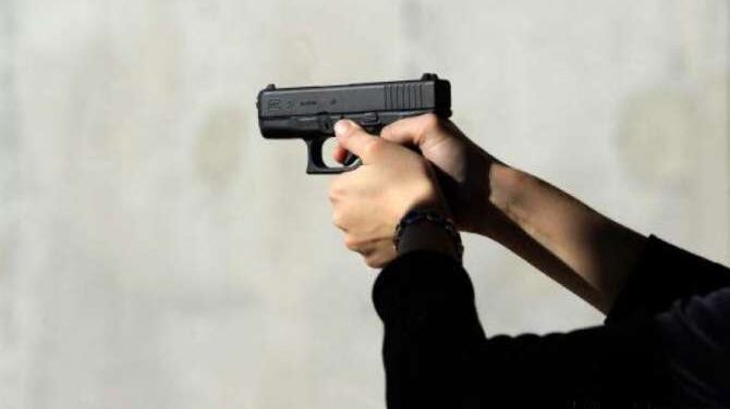 Vicenza, 40enne spara e ferisce un operaio di colore che sta lavorando