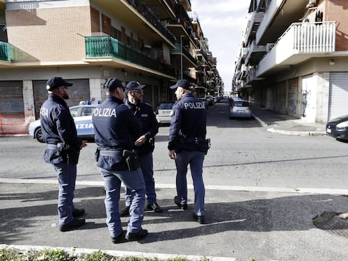 Non ci sono i giubbotti anti proiettile. E gli agenti fanno la colletta