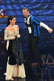 Georgina Rodriguez incanta l'Ariston, Amadeus si spoglia 3
